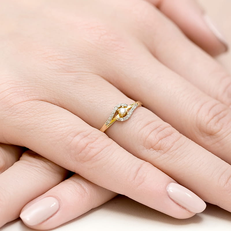 Pierścionek W237 Diament 0,04ct żółte złoto