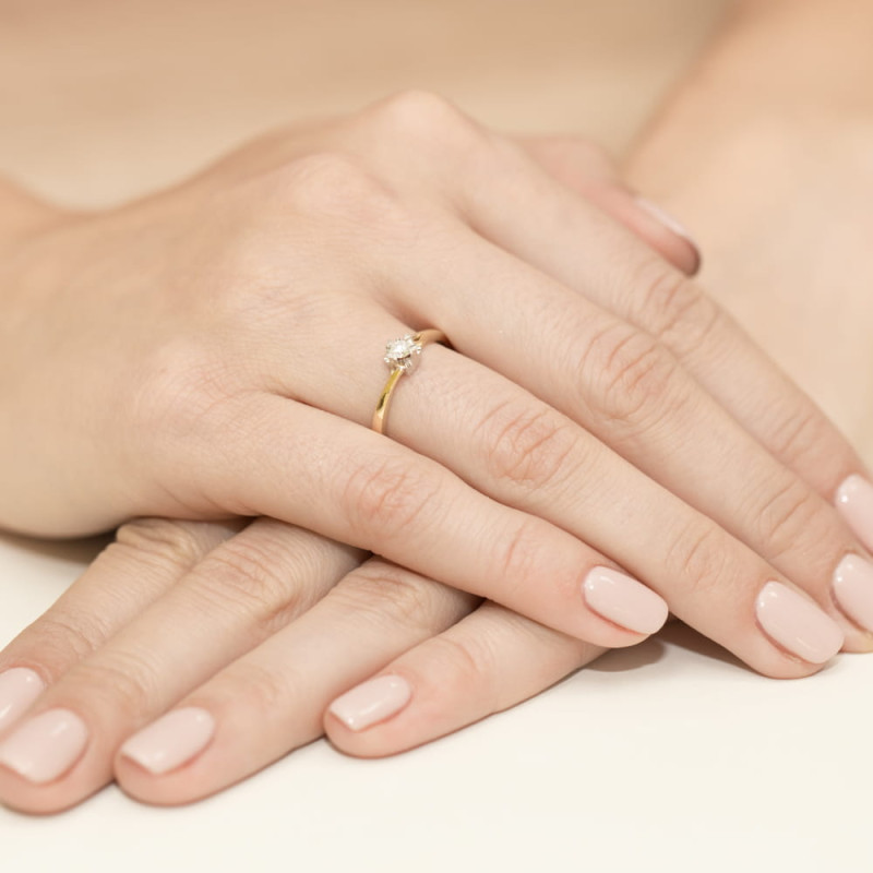 Pierścionek W318 Diament 0,10ct żółte złoto