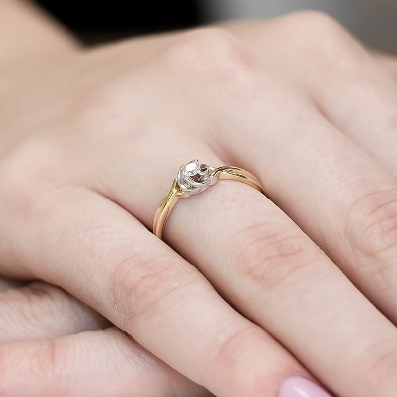 Pierścionek W329 Diament 0,10ct żółte złoto