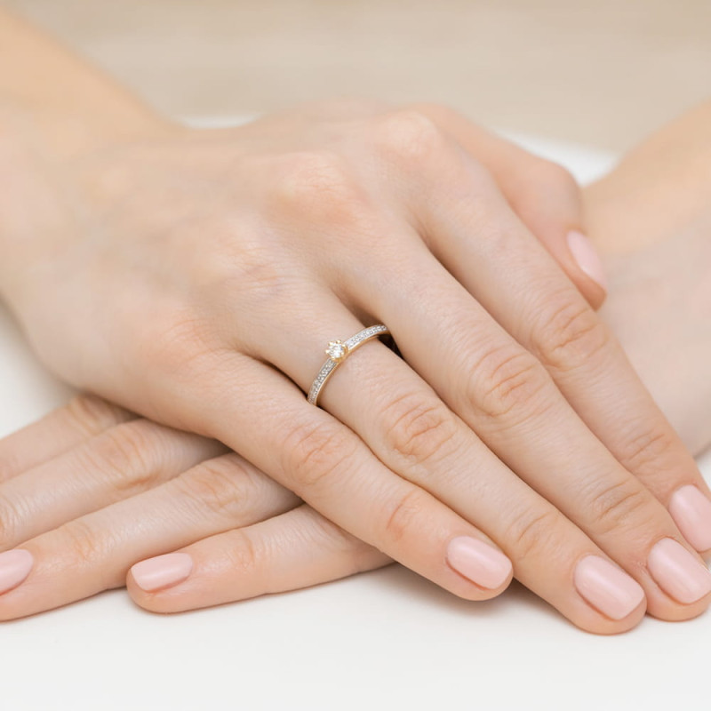 Pierścionek W459 Diament 0,10ct żółte złoto