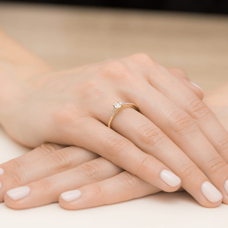 Pierścionek W0466 Diament 0,08ct żółte złoto