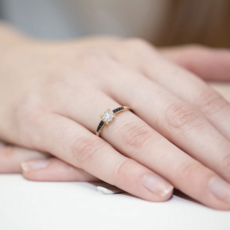 Pierścionek W055 Diament 0,08ct żółte złoto