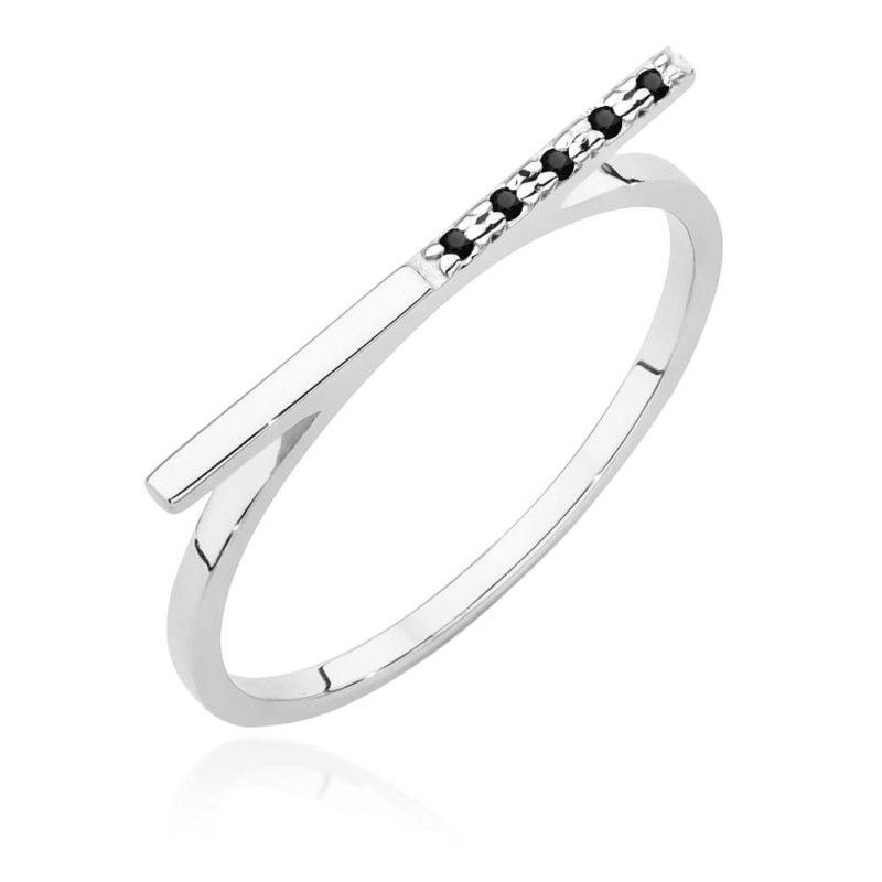 "Pierścionek W537 z czarnymi diamentami - elegancki dodatek do każd