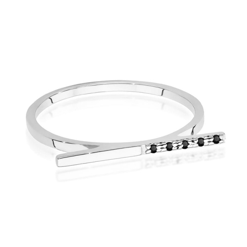 "Pierścionek W537 z czarnymi diamentami - elegancki dodatek do każd