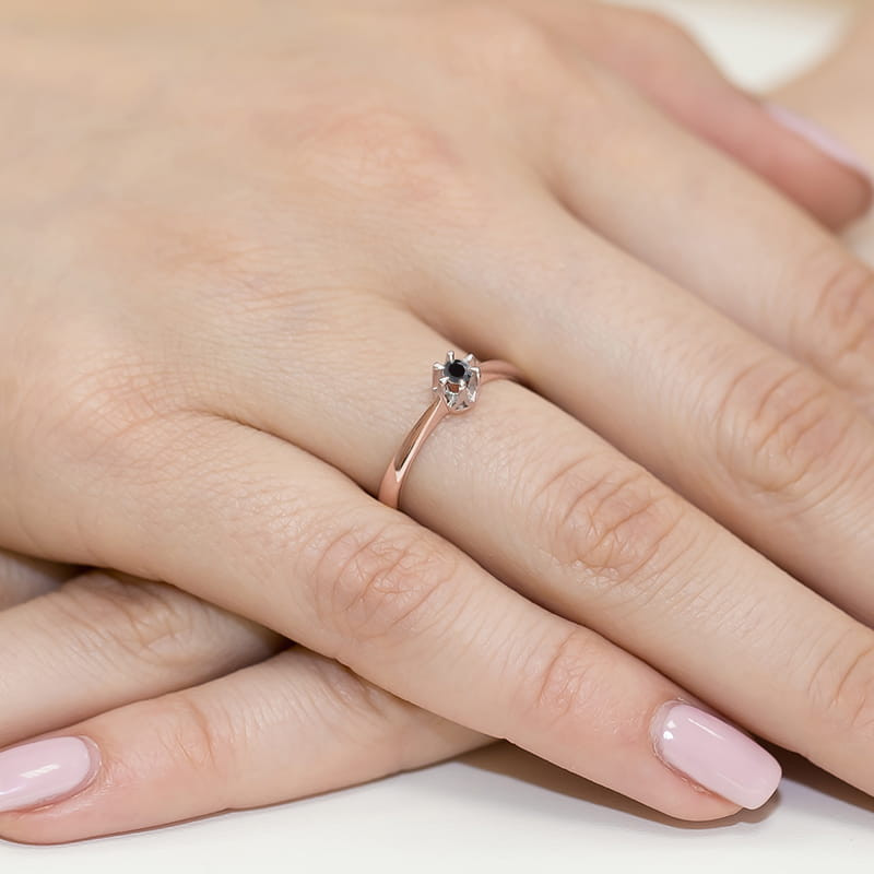 "Pierścionek W111 Czarny Diament 0,12ct - elegancki dodatek w różo