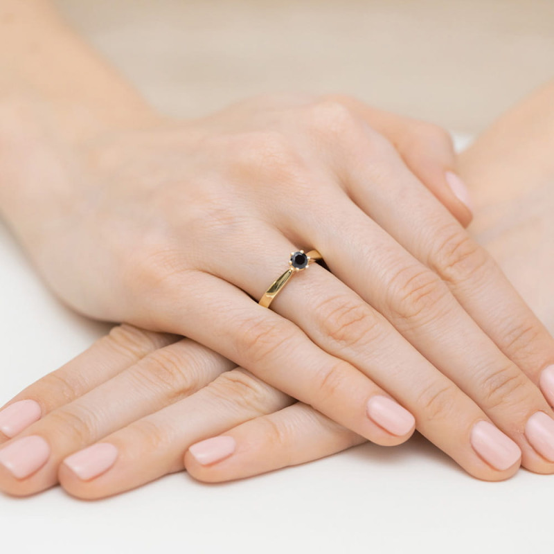 "Pierścionek W222 Czarny Diament 0,12ct w żółtym złocie - Daiman