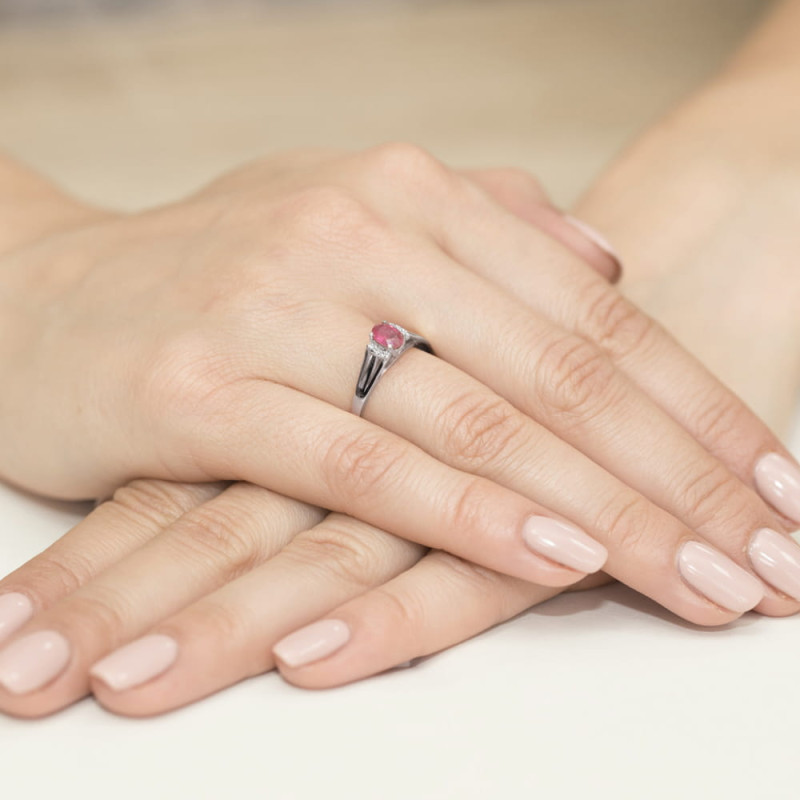 Pierścionek W005 Rubin 0,60ct białe złoto