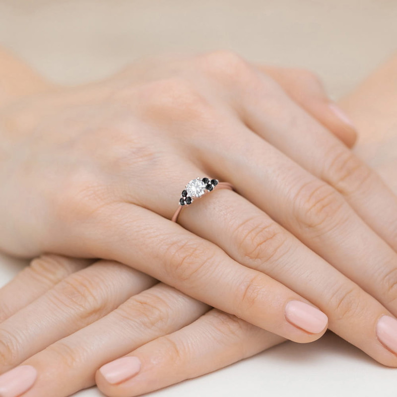 Pierścionek W451 2 Biały Szafir 0,60ct różowe złoto