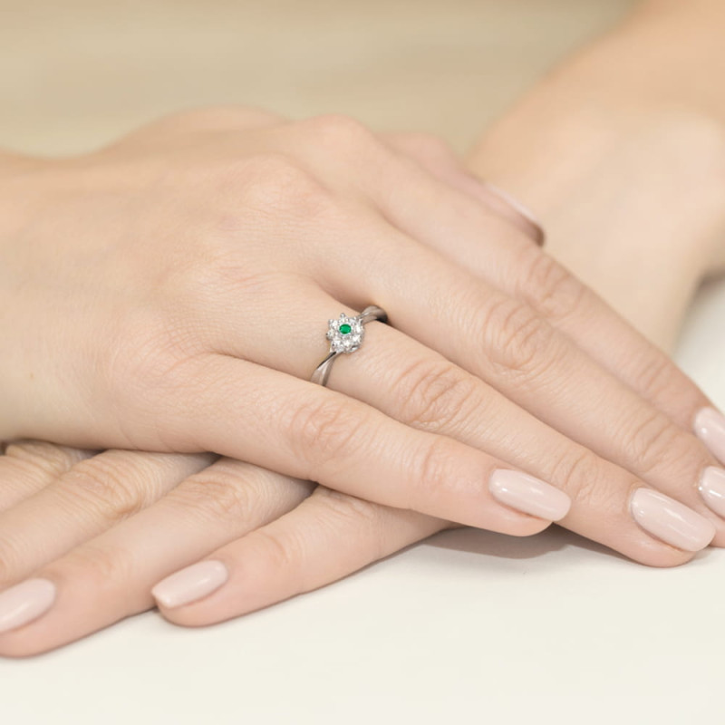 Pierścionek W072 Szmaragd 0,15ct białe złoto