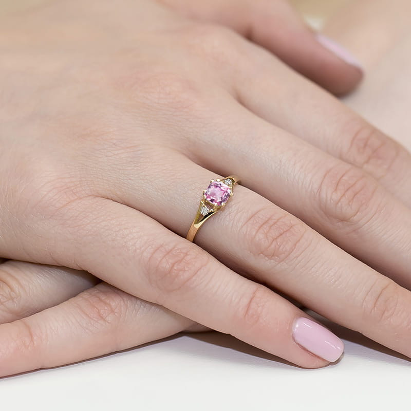 "Pierścionek W044 Różowy Topaz 0,70ct | Żółte złoto | Daimana.