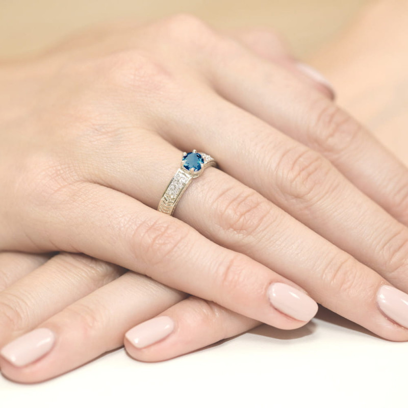 Pierścionek W075 Topaz London Blue 0,50ct białe złoto