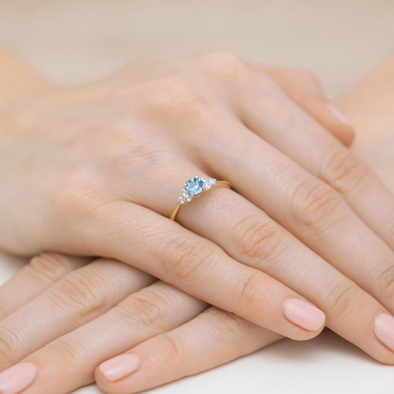 "Pierścionek W451 Topaz 0,50ct żółte złoto - elegancki i stylowy