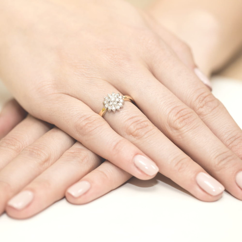 "Pierścionek W004 z diamentami żółte złoto - elegancki dodatek o