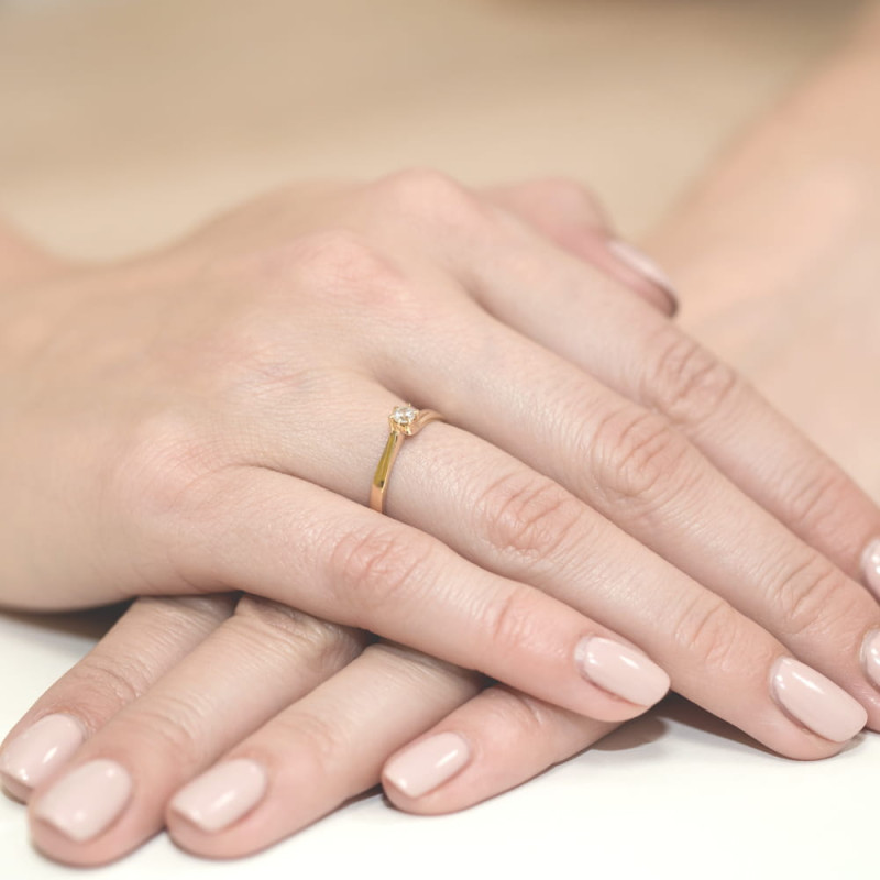 "Pierścionek W021 z diamentem 0,10ct w żółtym złocie - Daimana.p