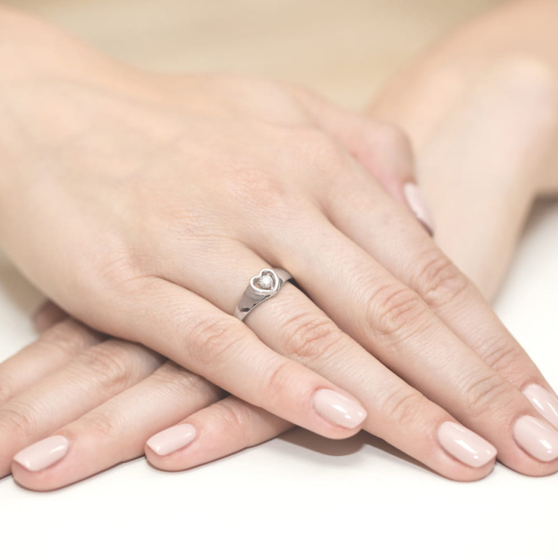 Pierścionek z białego złota z diamentem w sercu 0.10ct – Daimana