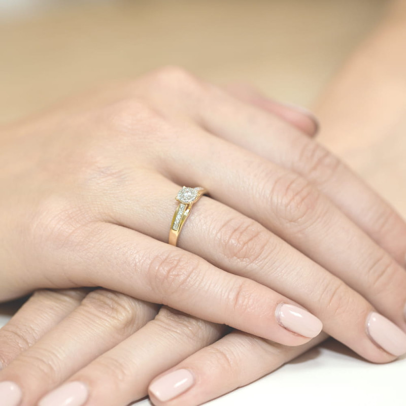 "Pierścionek W034 z diamentem 0,04ct w żółtym złocie - Daimana.p