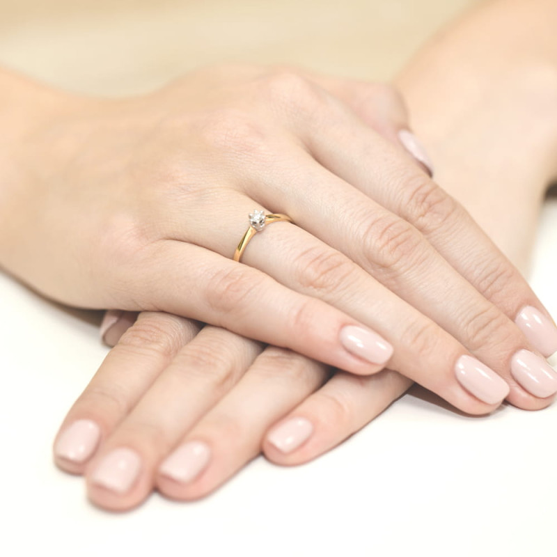 "Pierścionek W036 z diamentem 0,10ct w żółtym złocie - Daimana.p