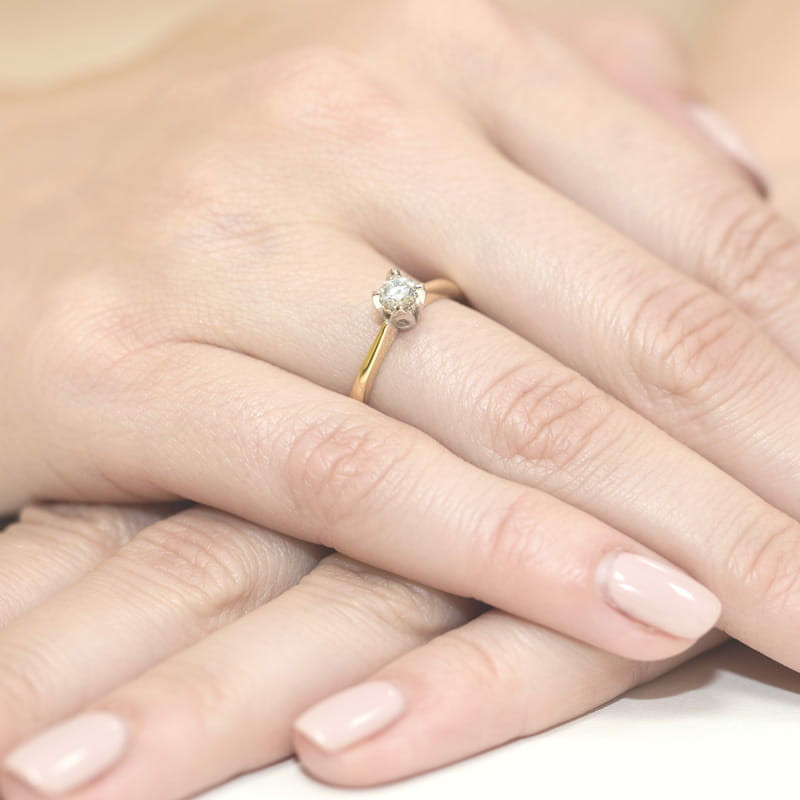 "Pierścionek W047 z diamentem 0,10ct w żółtym złocie - Daimana.p