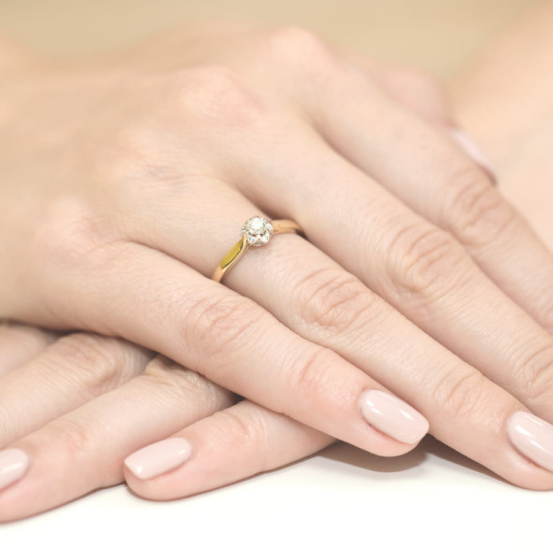 "Pierścionek W062 z diamentem 0,15ct w żółtym złocie - Daimana.p