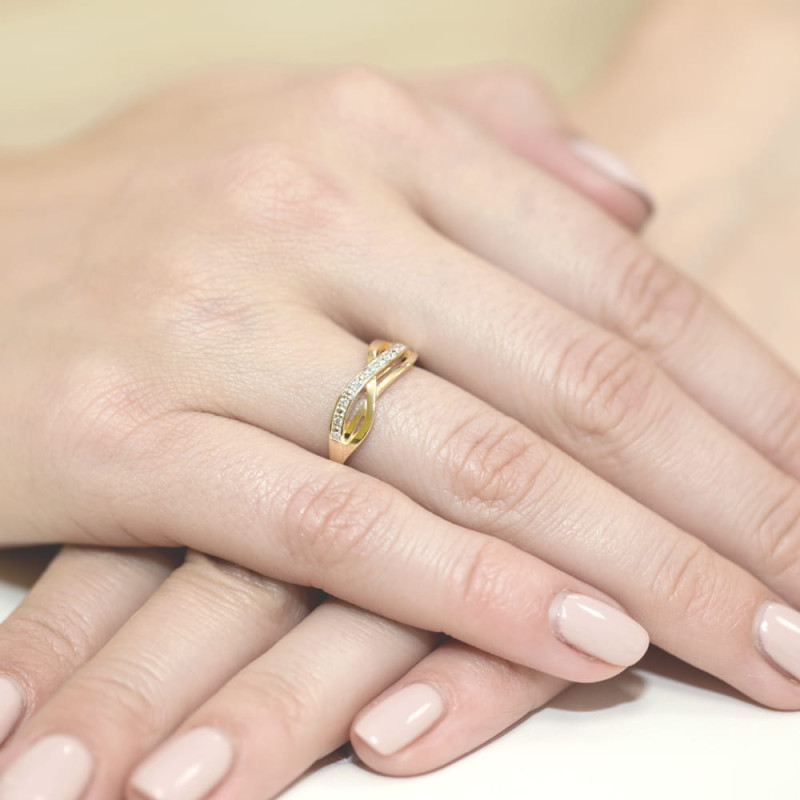 "Pierścionek W090 z diamentami żółte złoto - elegancki dodatek o