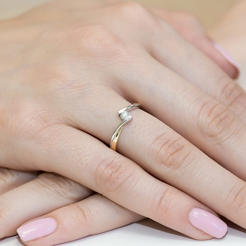 "Pierścionek W180 z diamentem 0,10ct w żółtym złocie - Daimana.p