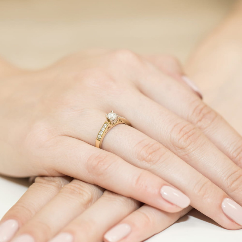 "Pierścionek W198 z diamentem 0,30ct w żółtym złocie - Daimana.p