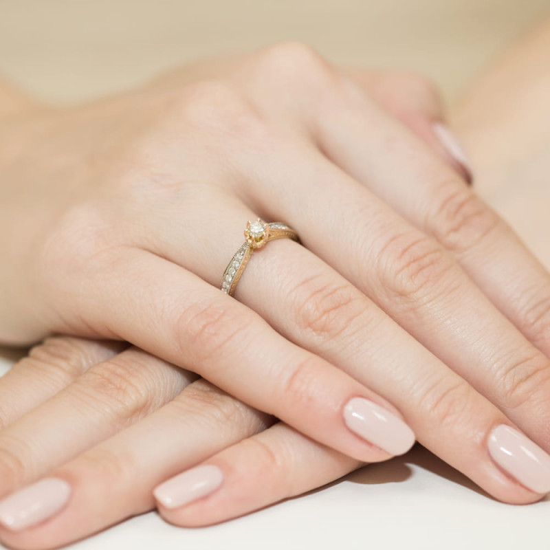 "Pierścionek W202 z diamentem 0,15ct w żółtym złocie - Daimana.p