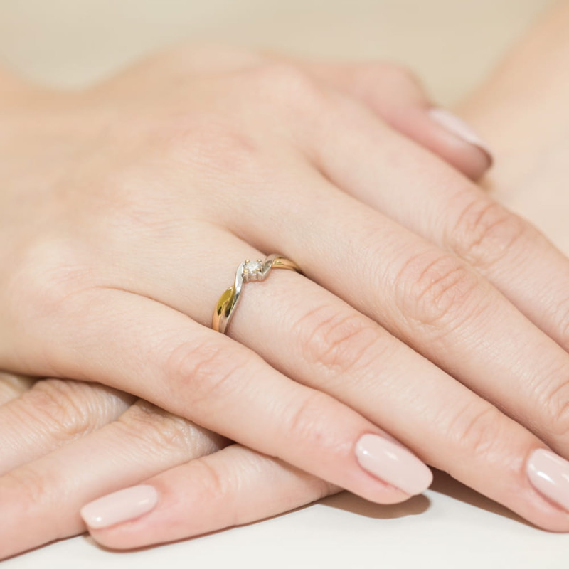 "Pierścionek W208 z diamentem 0,08ct w żółtym złocie - Daimana.p