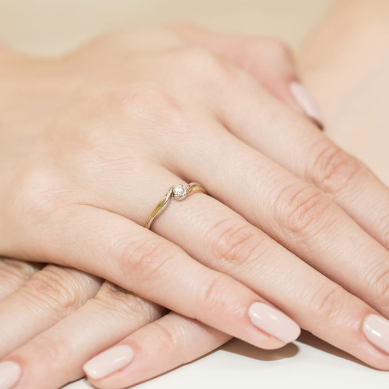 "Pierścionek W211 z diamentem 0,08ct w żółtym złocie - Daimana.p